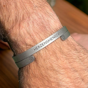 Breiter Unisex-Armreif mit Wunschgravur in Silber Personalized Simple Pledge